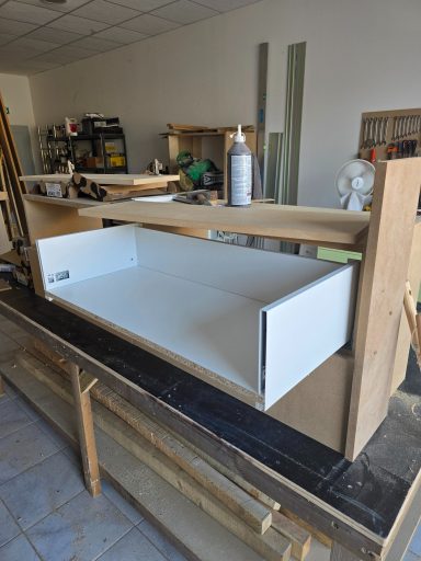 Etape fabrication dans l'atelier Créat'Oak - meuble tiroirs